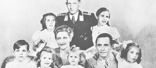 Familia Goebbels. Magda, la madre, les 'ahorró' el dilema envenenando a todos su hijos antes de suicidarse. El mayor, de uniforme, se salvó. 