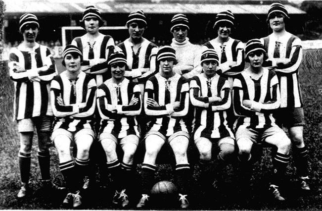 Dick Kerr Ladies en 1922. Lily Parr, sentada, primera por la derecha. Fútbol femenino.