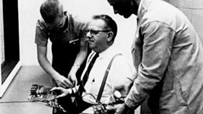 Stanley Milgram,experimento,obediencia, autoridad,tortura,nazismo,psicología,Milgram,culpabilizar a la víctima,