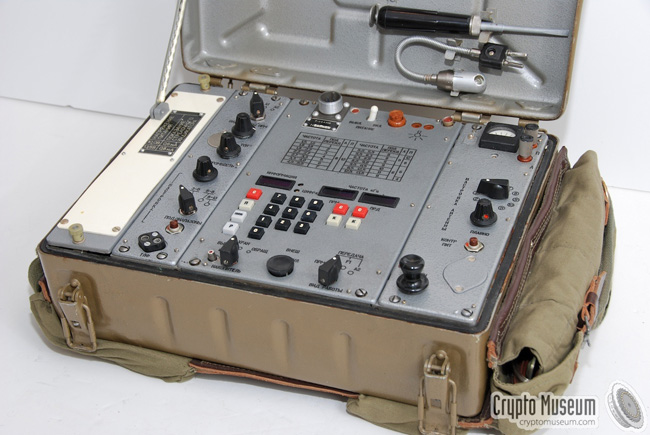 Equipo-radio-portátil-KGB-URSS
