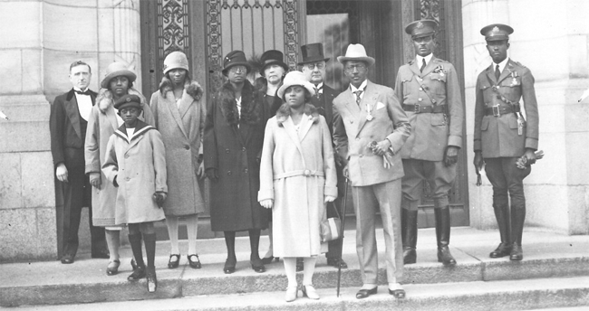 King, su mujer y su séquito en una visita a La Haya en 1927.